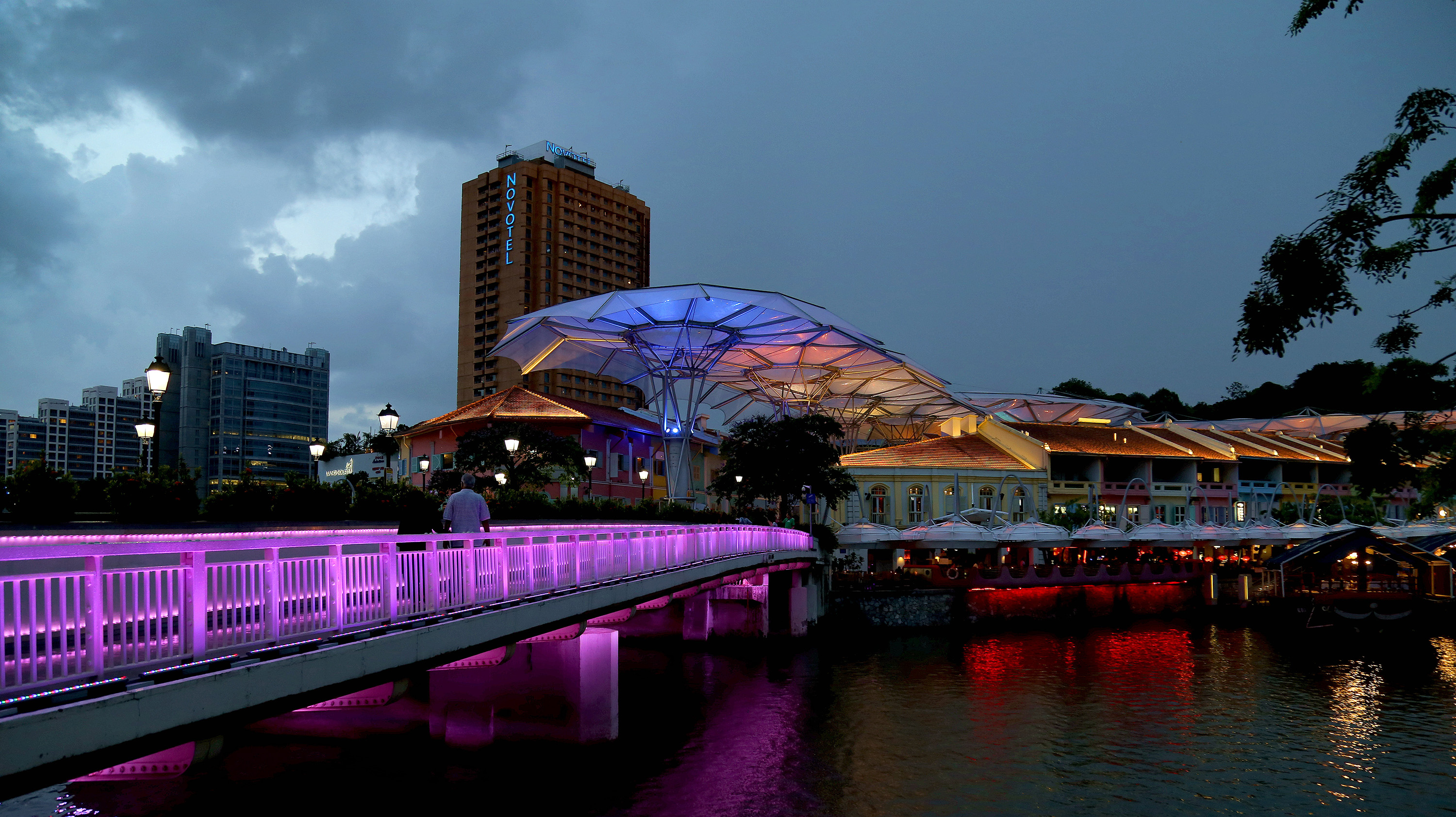 Singapore at night 2.jpg