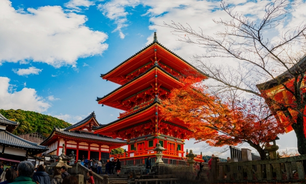 红叶掩映的清水寺—日本掠影